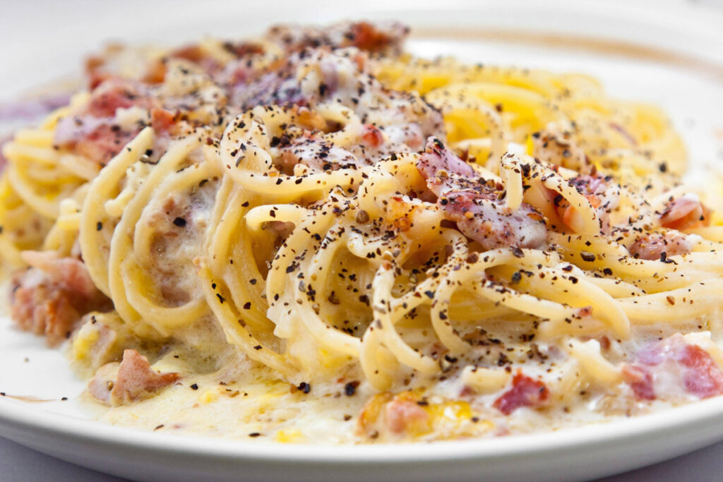 Carbonara-Auflauf ohne Sahne: Cremig, würzig und in 30 Minuten fertig