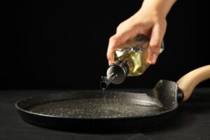 Wie man Spritzer beim Braten vermeidet: ein einfacher Kochtipp, den nur wenige kennen