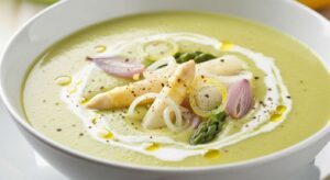Spargelcremesuppe wie im Restaurant: Der Sahne-Trick, den Profiköche verraten