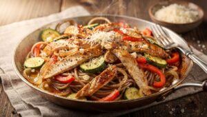 Einfach zubereitetetes Rezept der Ernährungs-Docs: Nudelpfanne mit Gemüse und Hähnchenstreifen